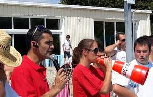 Y a de la concurrence pour encourager les nageurs!